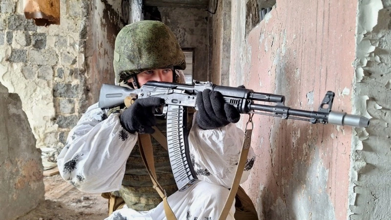 Военнослужащие ВВО отрабатывают тактическую стрельбу на сахалинском полигоне