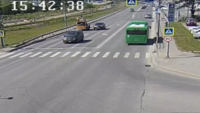 Кроссовер влетел в минивэн на перекрестке улиц Ленина и Больничной в Южно-Сахалинске