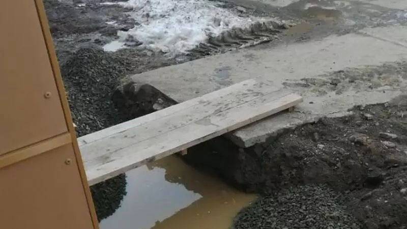 Дело девочки, упавшей в яму в Соколе, взяли на контроль в центральном аппарате СК