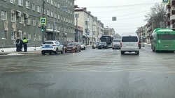 «Поцелуй» в зад: авария попала на видео в центре Южно-Сахалинска