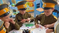 Малыши из детского сада Анивы написали письма мобилизованным для участия в СВО