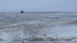 «Дурачки, их сейчас выкинет»: рыбаки снова вышли на качающийся сахалинский лед