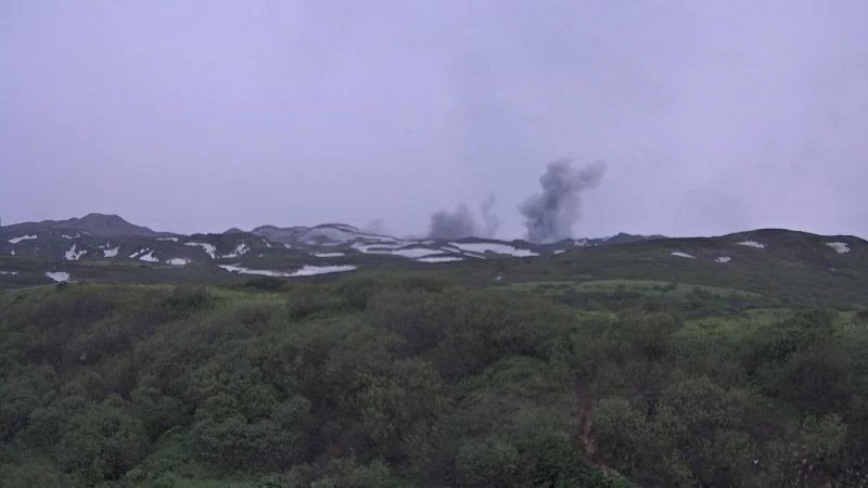 Дайте два: вулкан Эбеко плюется пеплом