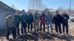 Сотрудники спортивной школы в Смирныховском районе накололи дрова супруге участника СВО