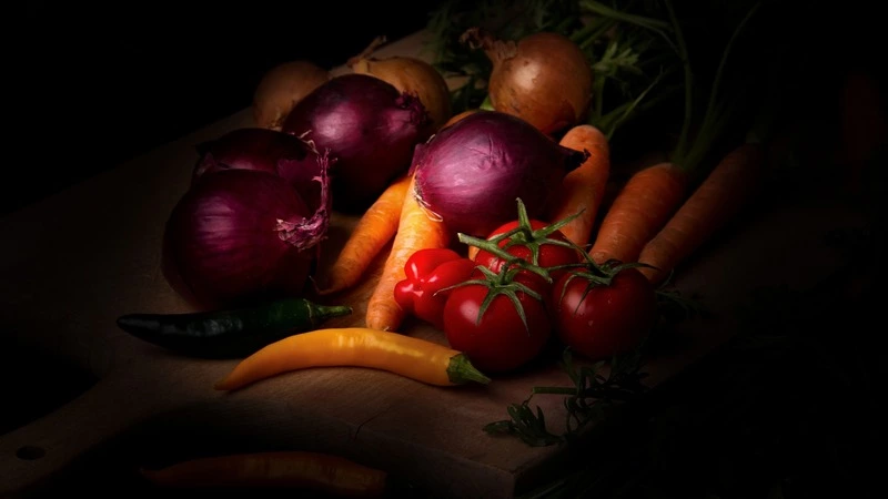 На Сахалине за неделю упали цены на томаты, рыбу, морковь и репчатый лук