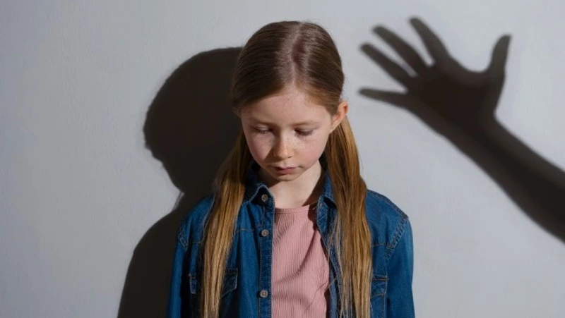 Жительницу Корсакова обвиняют в истязании 12-летней девочки из социально-реабилитационного центра 