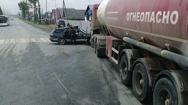 Утром по пути в Луговое бензовоз не поделил дорогу с универсалом