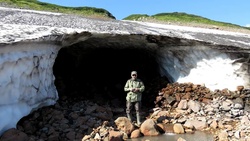 Такое лето: на Курилах большая снежная пещера не успела растаять к осени