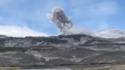 Видео пеплового выброса на вулкане Эбеко на Курилах опубликовали в социальных сетях 