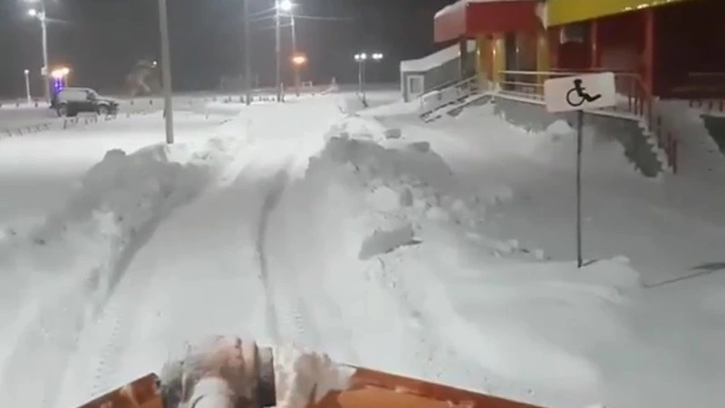 В Холмске магазин закопал дорогу к детской поликлинике