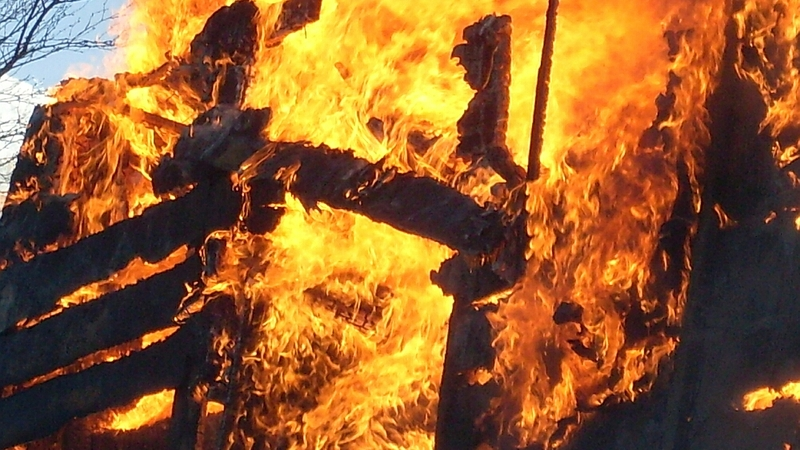 В сахалинских Березняках пылают дома, есть риск распространения огня