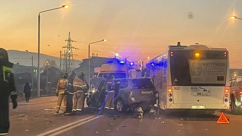 «Разнесло вдребезги»: автобус №10 и две иномарки попали в жесткое ДТП в Южно-Сахалинске