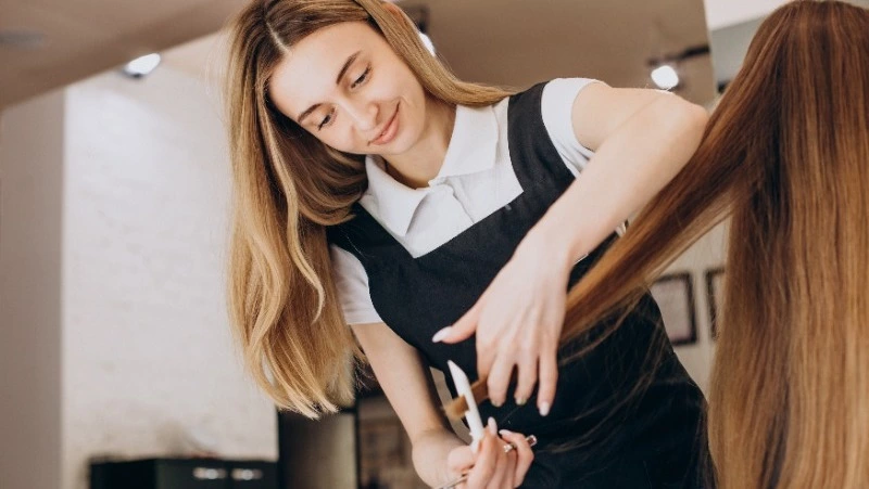 Лунный календарь стрижек на ноябрь 2024: благоприятные даты для новой прически