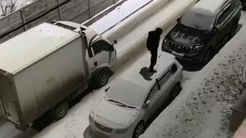 Странный мужчина в Южно-Сахалинске угнал грузовик, кидается на людей и ходит по машинам