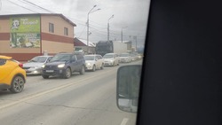 Пробка на важной улице Южно-Сахалинска тянется на километры. «От шоссе и еще дальше»