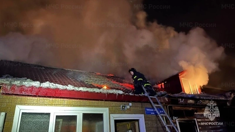 Пожар в двухэтажном частном доме потушили в Луговом вечером 4 декабря