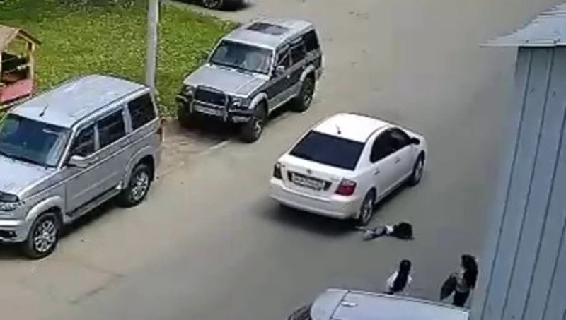 Водитель седана сбил 2-летнюю девочку в Южно-Сахалинске — ребенок пострадал