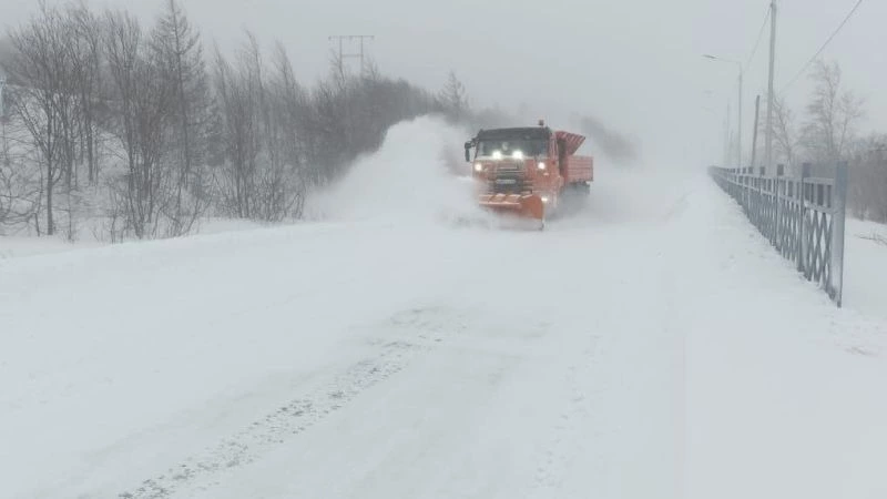 Метель бушует в Охе: дороги закрыты, спецтехника будет работать всю ночь