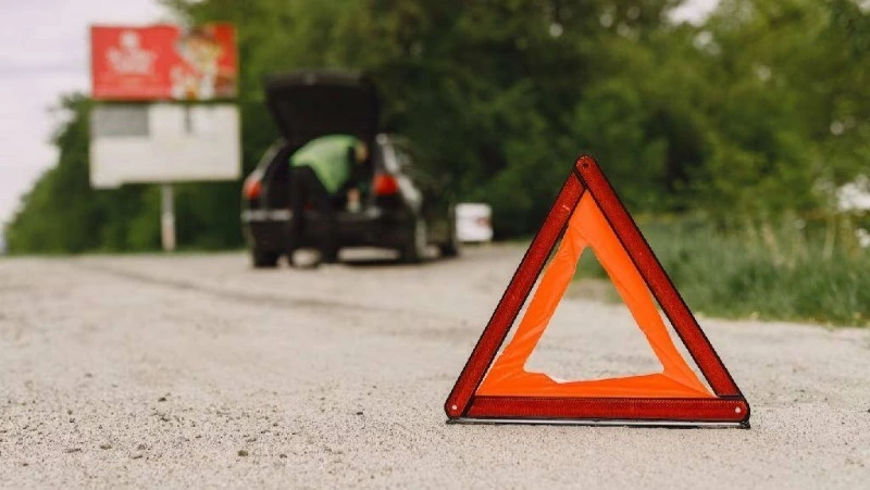 Неизвестный водитель сбил пенсионерку вне пешеходного перехода в Томаринском районе