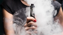 На Кузбассе наказали мать решившей покурить прямо на уроке семиклассницы