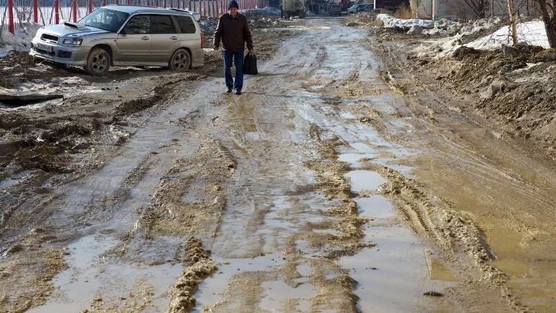 Жуткая грязь мешает сахалинцам добраться до своих домов