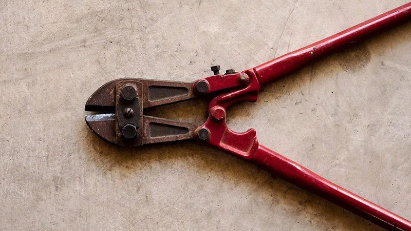 Мужчина вынес из чужой квартиры инструменты и технику на 200 тысяч рублей в Корсакове