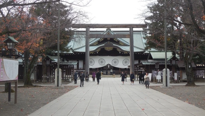 Премьер Японии сделал подношение храму, где почитают военных преступников