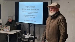 Историк и краевед Игорь Самарин провел лекцию для участников экспедиции на острове Шумшу