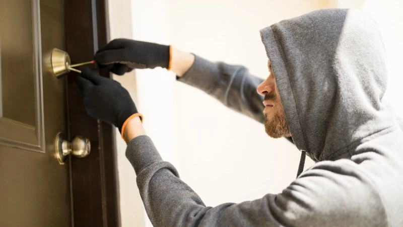 Житель Долинска обчистил подвалы жилых домов более чем на 50 тысяч рублей