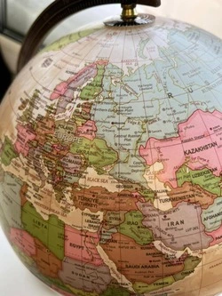 Глава Южно-Сахалинской канцелярии генконсульства Южной Кореи подарил глобус с «украинским» Крымом 