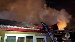 Пожарные потушили возгорание в расселенном доме в Охе