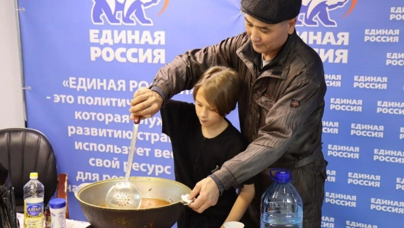 В Холмском отделении партии «Единой России» прошел мастер-класс по приготовлению плова