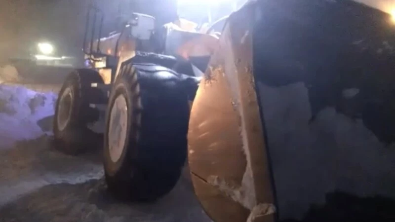 Snow must go on: метель на Курилах блокирует входные двери гигантскими сугробами