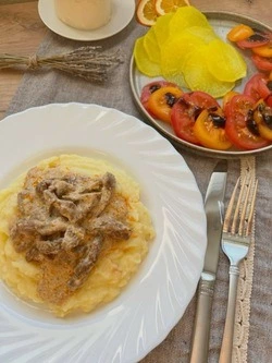 Горячая классика: сахалинский фуд-блогер поделилась рецептом нежнейшего бефстроганова