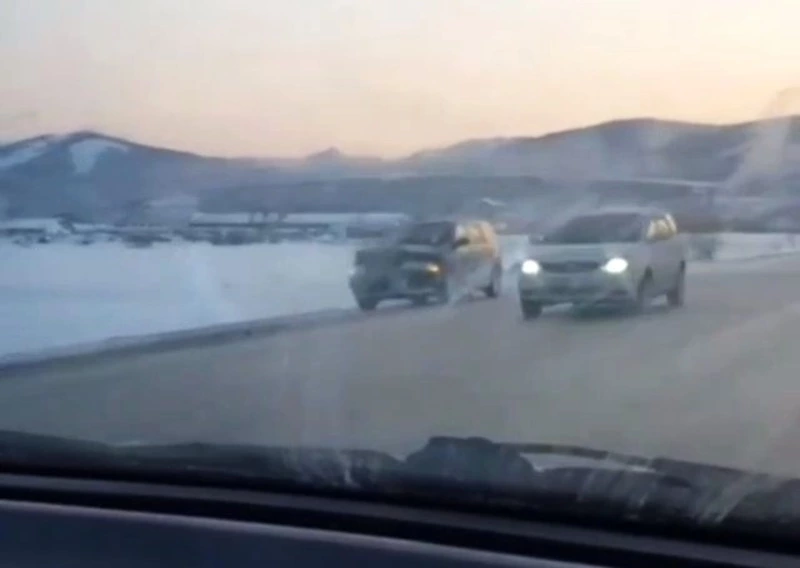 Водитель Toyota Probox улетел в кювет и врезался в дерево на юге Сахалина