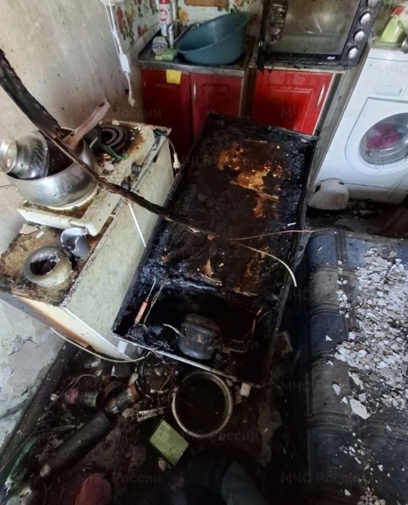 Горящий холодильник едва не уничтожил квартиру в пятиэтажке в Поронайске