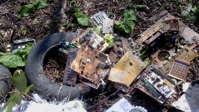 Сахалинец обнаружил ядовитую свалку на реке с Анивским рыбозаводом