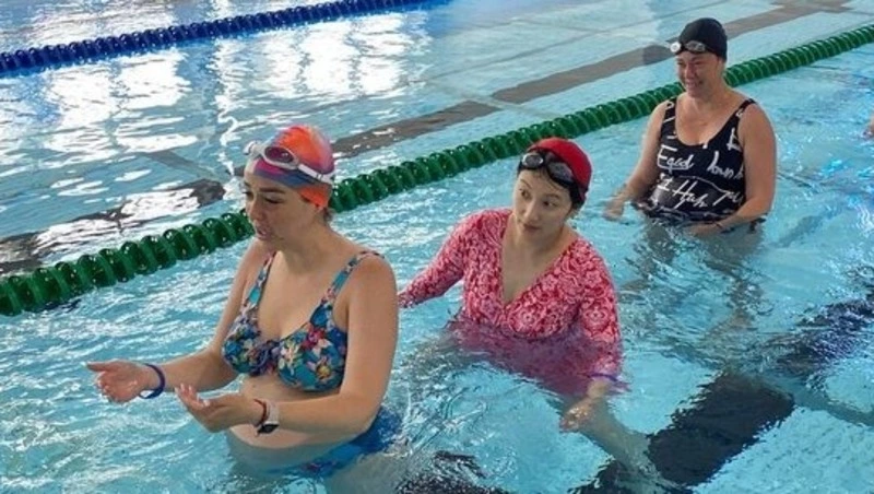 Бесплатные занятия аквааэробикой для беременных запустили на Сахалине