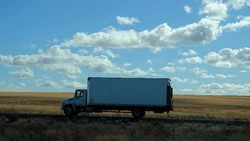 Автомобиль сахалинца забросали камнями за кражу чужого топлива