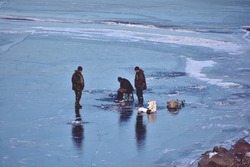 «Услышала женский крик!»: рыбаки вместе с палаткой провалились под лед на Сахалине