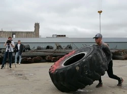 Островитянин Михаил Савинов установил новый мировой рекорд по кантованию покрышки