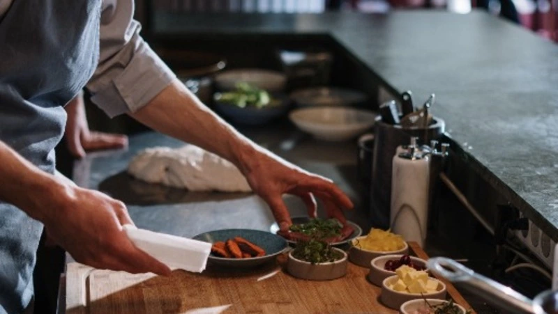 Готовили блюда в коридоре: в кафе на Сахалине выявили ряд нарушений