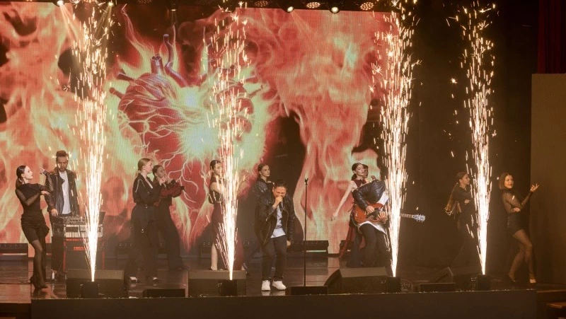 Жительниц Южно-Сахалинска поздравили с 8 Марта большим концертом 