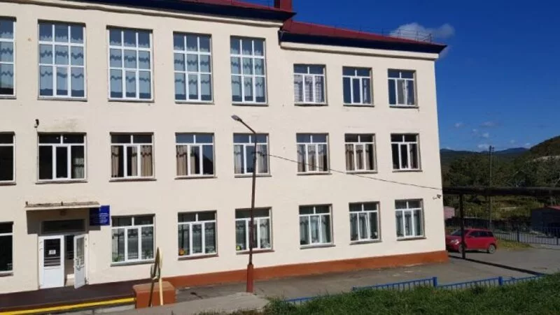 В сахалинском селе Чехов среднюю школу обновят вплоть до полов и унитазов