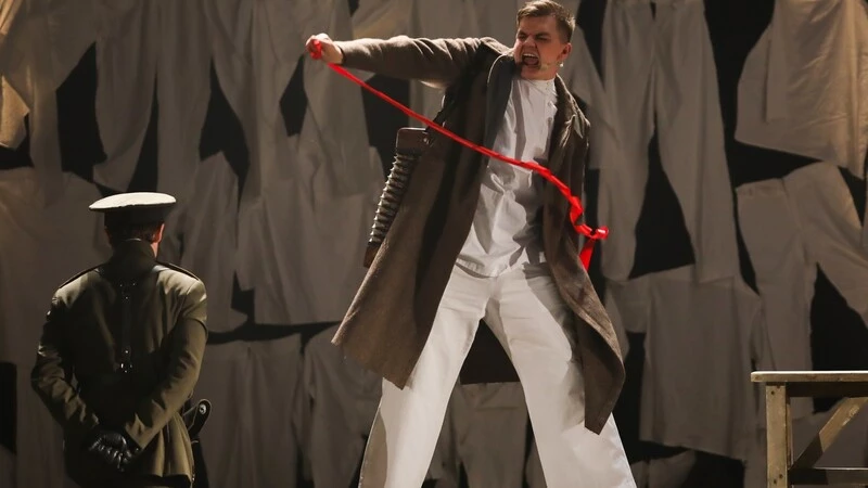 Красные, белые, зеленые и Бумбараш: сахалинцам показали мюзикл о беспощадности войны