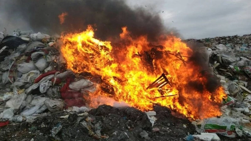  Пожарные потушили вспыхнувший мусор в Холмском районе 