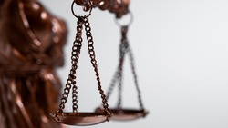 Столичный радиорежиссер в суде требует с сахалинской гимназии № 3 сто тысяч рублей 