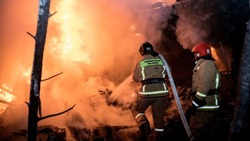 Огонь охватил строительный вагончик в планировочном районе Южно-Сахалинска