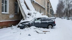 УК в Южно-Сахалинске пыталась свалить вину на жильцов за сход снега на авто