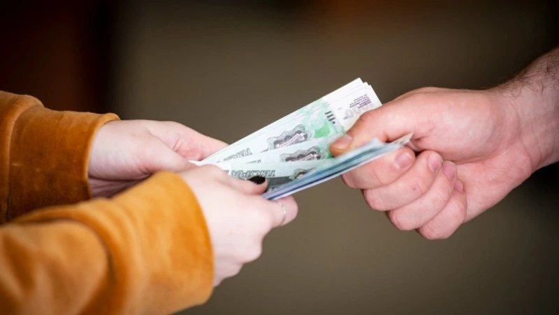 Женщина ограбила пенсионера после застолья в Долинске